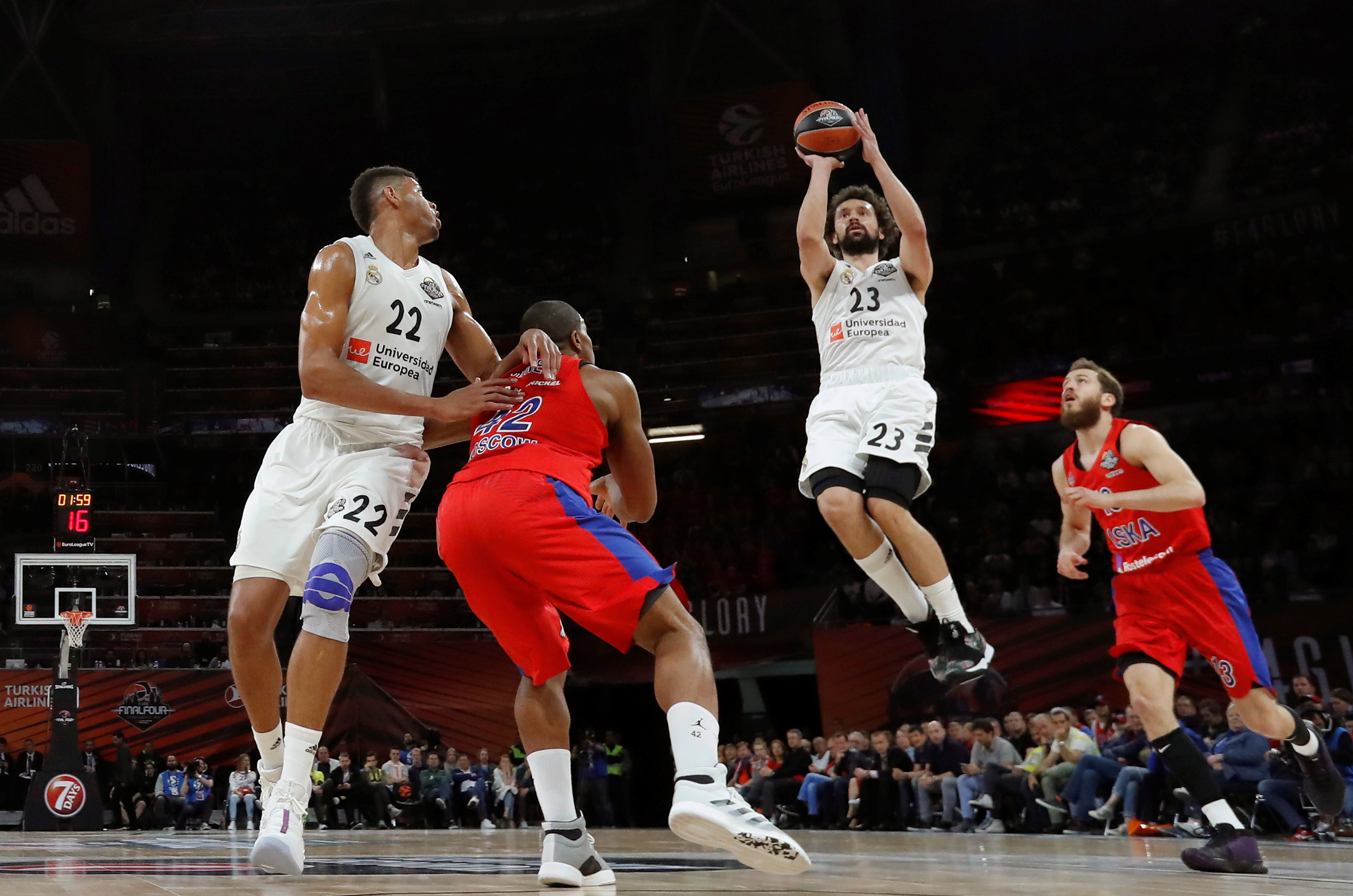 为什么外野手在判断接球位置时需要优先用语音确认接球权