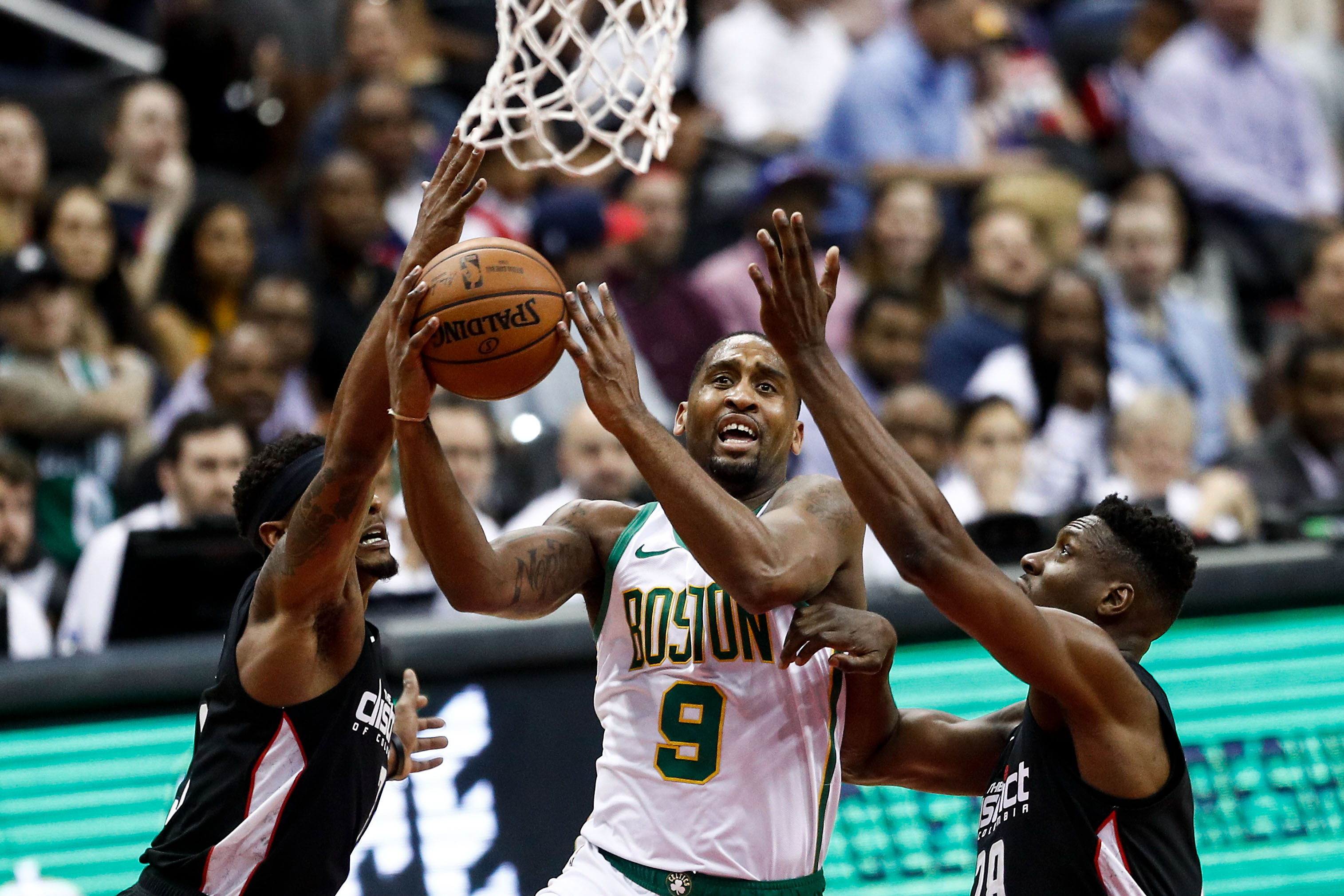 欧冠附加赛占先机！尤文2-1埃因霍温 麦肯尼破门姆班古拉替补制胜