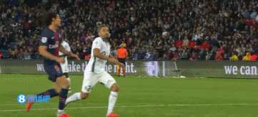 球员冲进场内袭击裁判 联赛通报禁赛5年