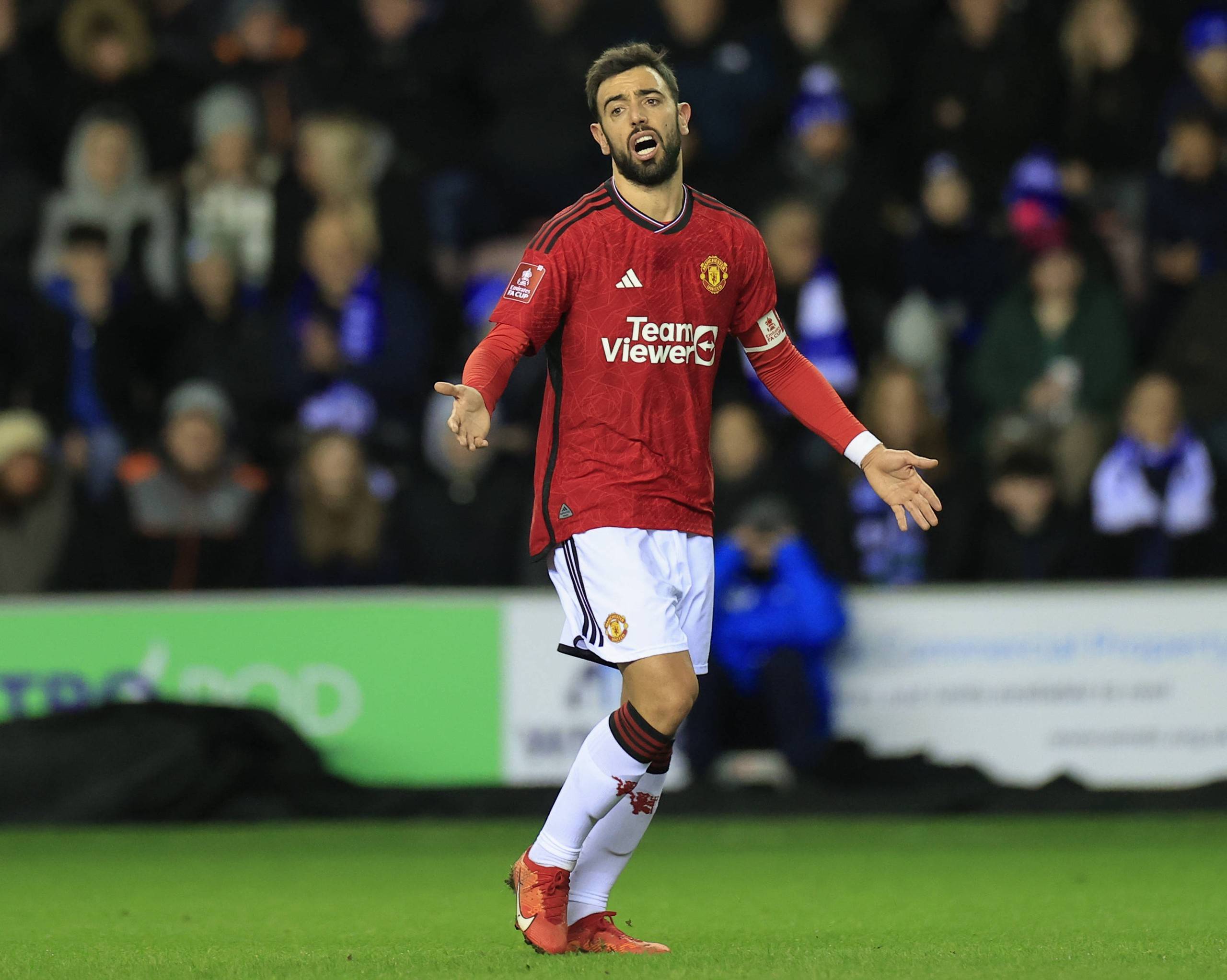 湖人爆发内讧！东契奇把话挑明，球迷：就差点詹姆斯的名字了